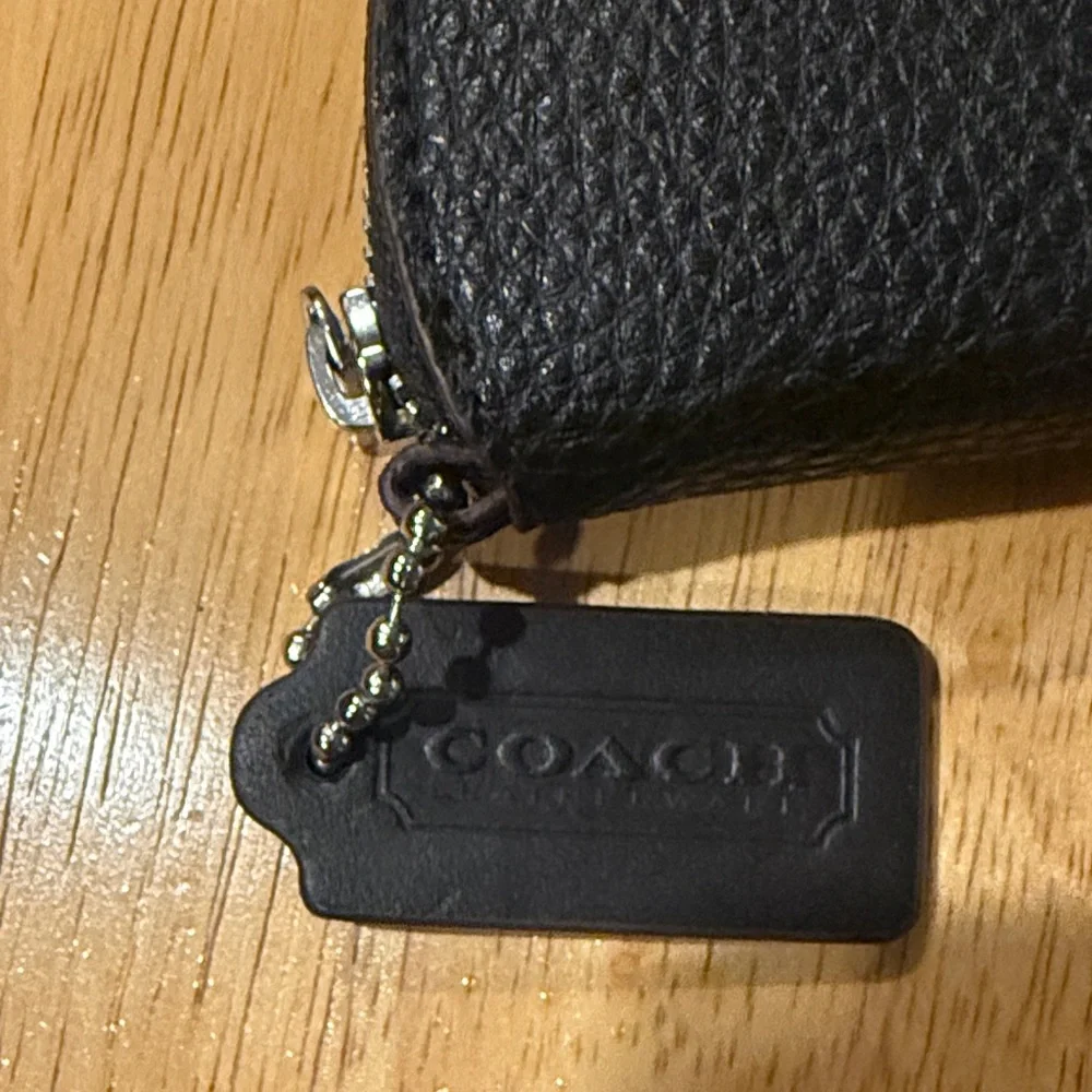Coachtopia Black Pebbled Leather Zip Coin Pouch with Signature C Charm - Picture 3 of 7